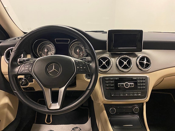 Mercedes-Benz GLA200 12 of 22