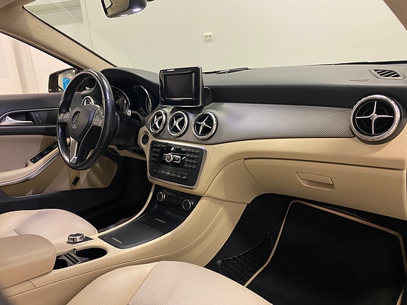 Mercedes-Benz GLA200 17 of 22
