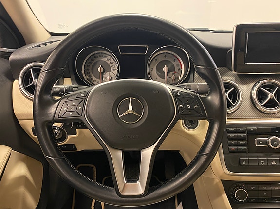 Mercedes-Benz GLA200 11 of 22