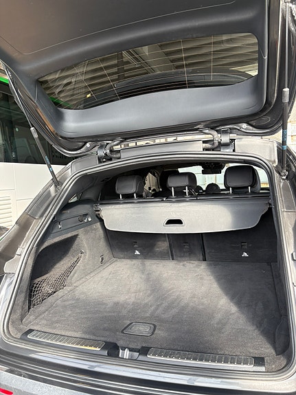 Mercedes-Benz EQC400 23 of 25