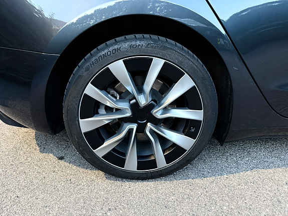 Tesla Model 3 11 of 14