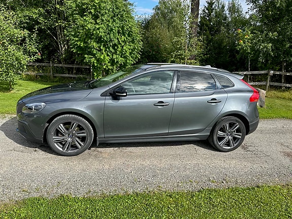 Volvo V40 Cross Country 2 of 12