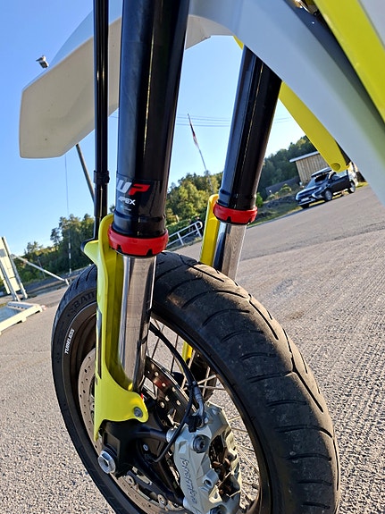 Husqvarna 701 Supermoto 10 of 16