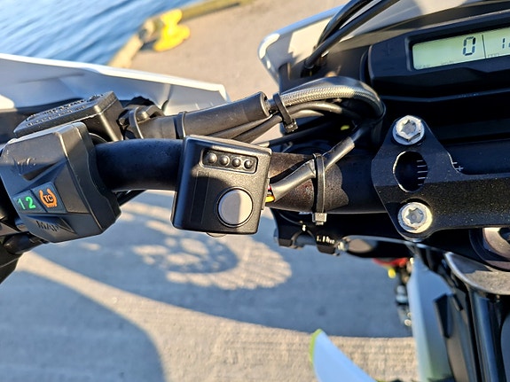 Husqvarna 701 Supermoto 14 of 16