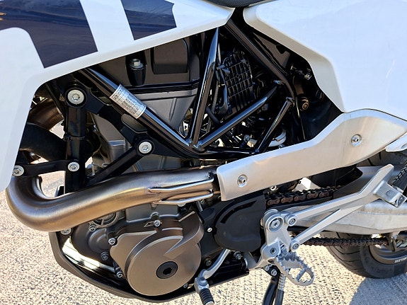 Husqvarna 701 Supermoto 8 of 16