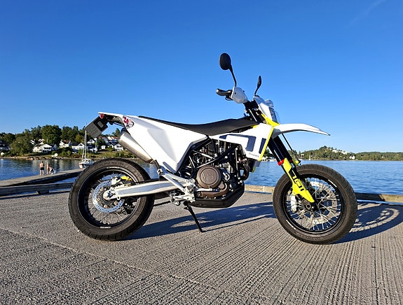 Husqvarna 701 Supermoto 3 of 16