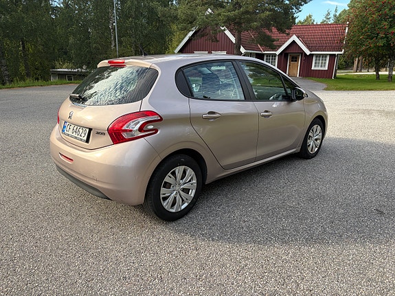 Peugeot 208 4 of 18