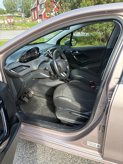 Peugeot 208 12 of 18