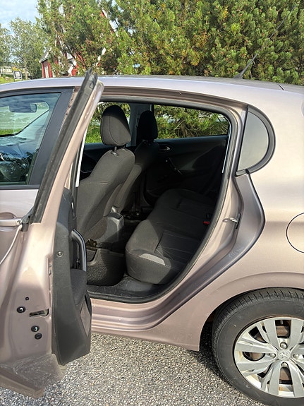 Peugeot 208 10 of 18