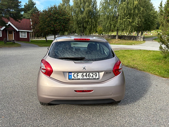 Peugeot 208 3 of 18
