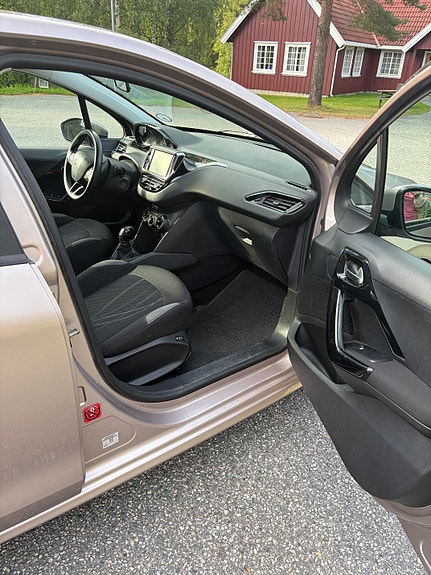 Peugeot 208 13 of 18