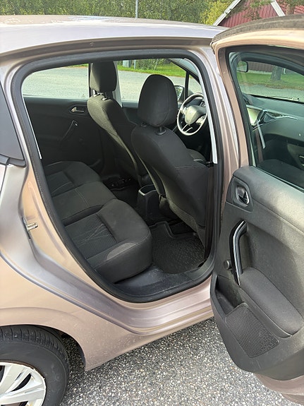 Peugeot 208 14 of 18