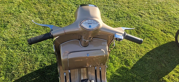 Vespa V5SA 9 of 17
