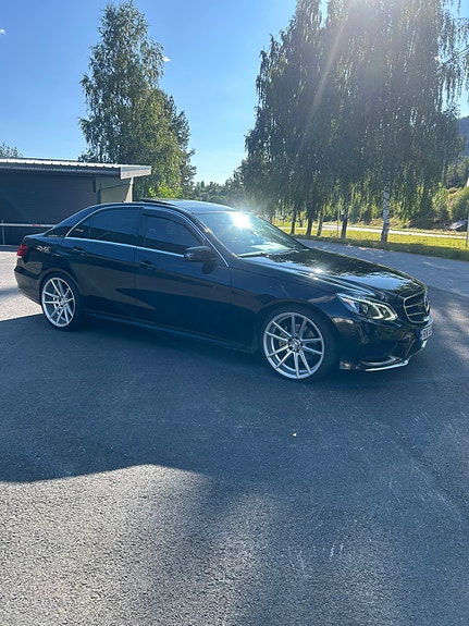 Mercedes-Benz E220 d 2 of 26