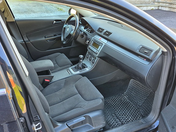 Volkswagen Passat 13 of 23