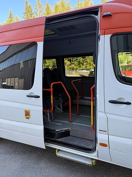 Mercedes-Benz Sprinter 516CDI 4x4. 17+1 seats. 6 of 13