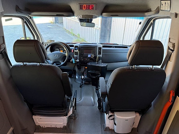 Mercedes-Benz Sprinter 516CDI 4x4. 17+1 seats. 10 of 13