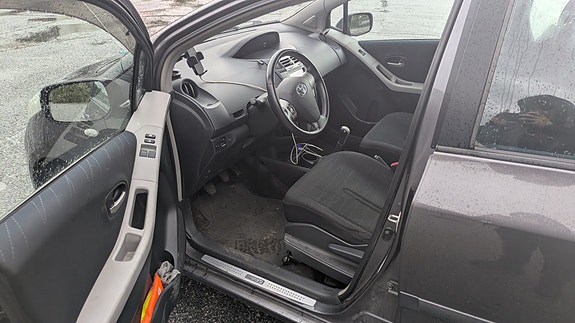 Toyota Yaris 9 of 17