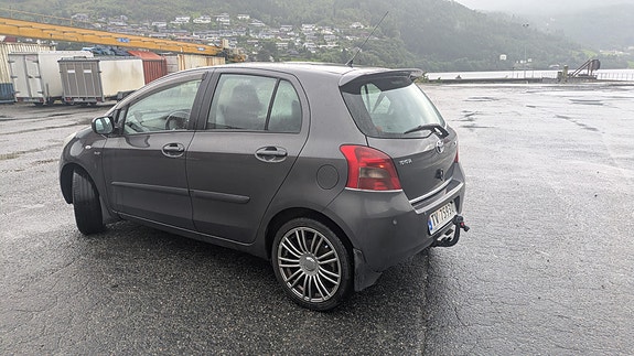 Toyota Yaris 4 of 17