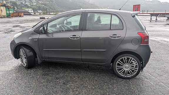 Toyota Yaris 3 of 17