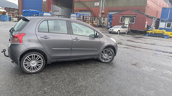 Toyota Yaris 7 of 17