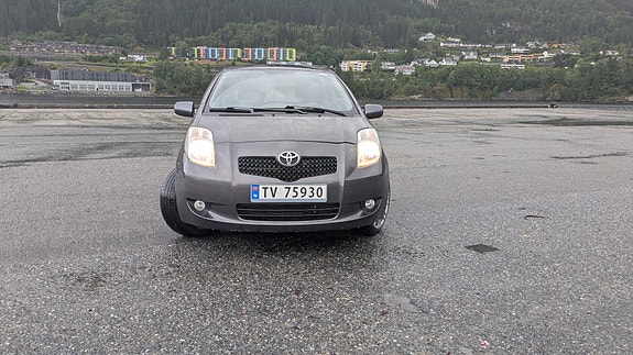 Toyota Yaris 2 of 17