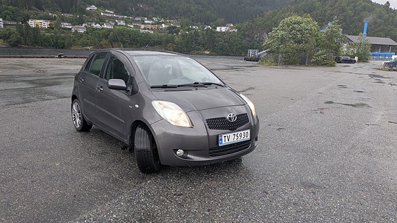 Toyota Yaris 8 of 17