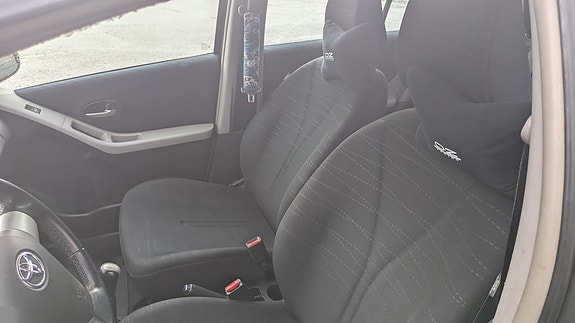 Toyota Yaris 13 of 17