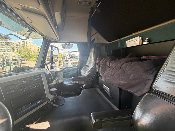 Volvo FM330 12 of 12