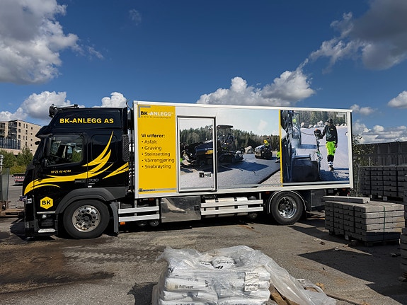 Volvo FM330 2 of 12