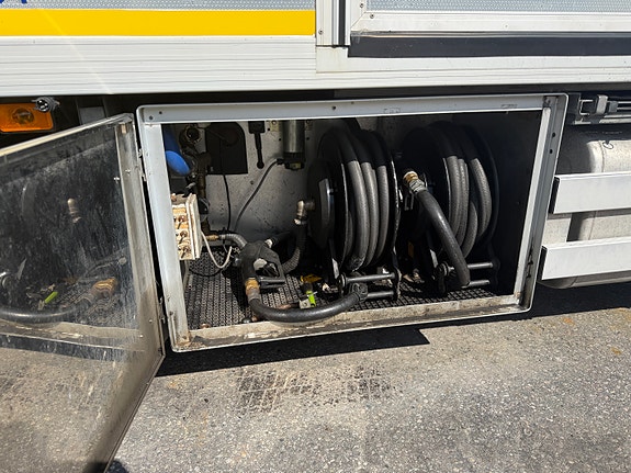 Volvo FM330 3 of 12