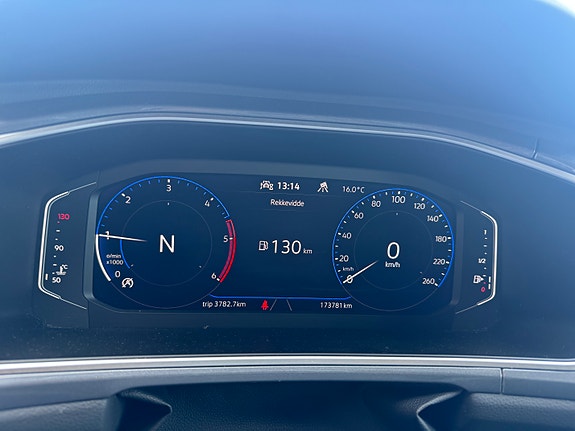 Volkswagen T-Roc 17 of 27