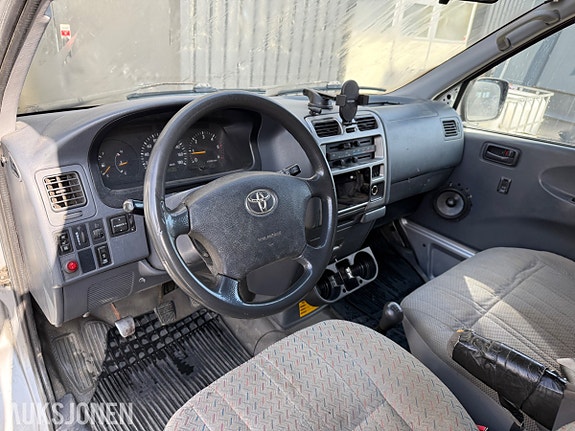 Toyota HiAce 13 of 27