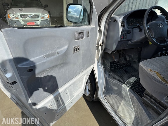 Toyota HiAce 12 of 27