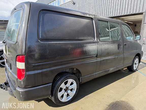 Toyota HiAce 4 of 27