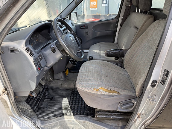 Toyota HiAce 11 of 27