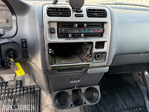 Toyota HiAce 16 of 27