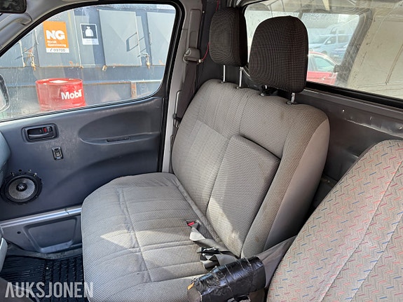Toyota HiAce 14 of 27