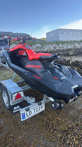 Sea-Doo Spark Trixx 3UP 90HK | Kun 33 timer!!| BK-henger | Mye utstyr!! 2 of 22