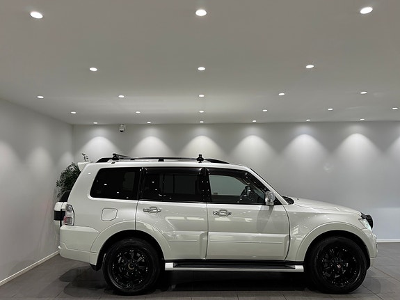 Mitsubishi Pajero 4 of 30