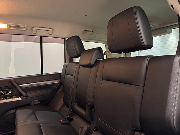 Mitsubishi Pajero 16 of 30