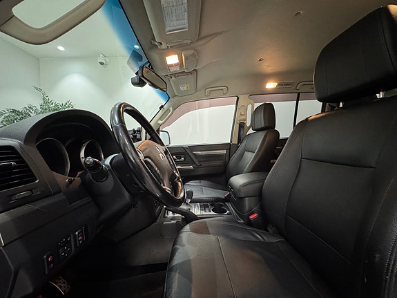 Mitsubishi Pajero 12 of 30