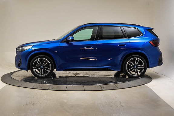 BMW iX1 3 of 20