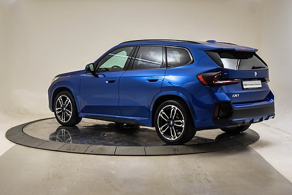 BMW iX1 4 of 20