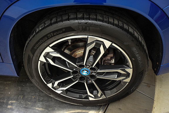 BMW iX1 2 of 20