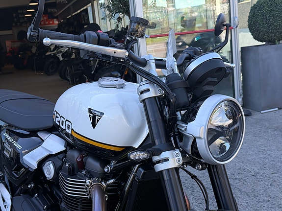 Triumph Speed twin 1200 Demo 2 of 8