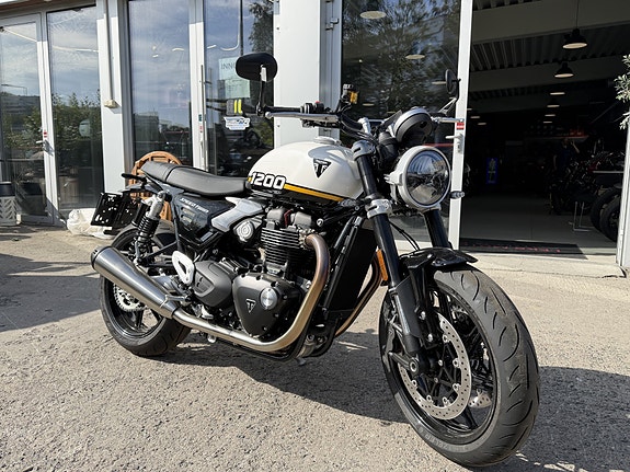 Triumph Speed twin 1200 Demo 6 of 8