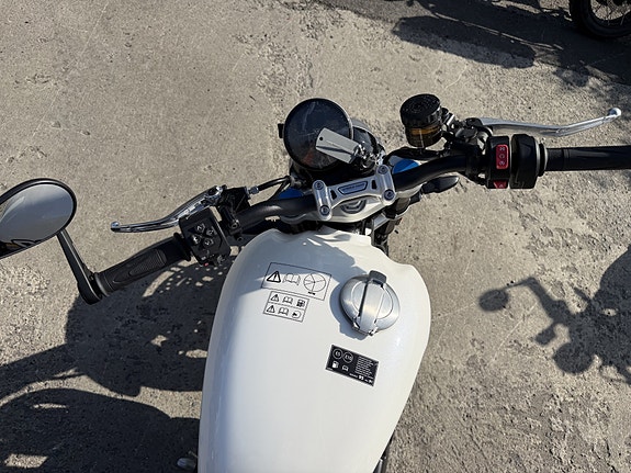 Triumph Speed twin 1200 Demo 5 of 8
