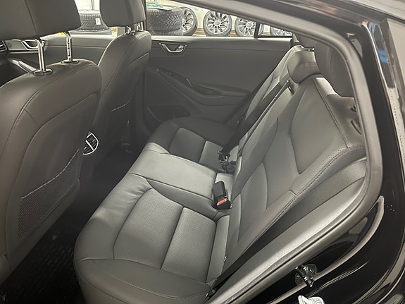 Hyundai IONIQ 18 of 19
