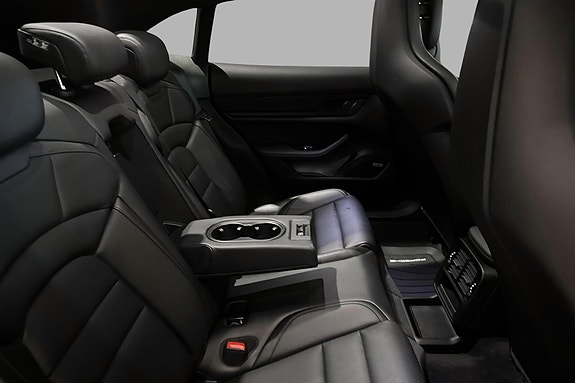Porsche Taycan Cross Turismo 18 of 30